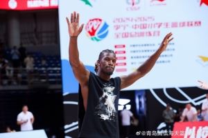 中国小学生篮球联赛全国总训练营收官 巴特勒粉丝见面会点燃全场