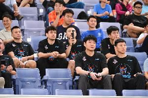 山东男篮主帅邱彪&助教李敬宇现场观战山东泰山VS青岛西海岸