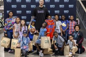 哈腾为小球迷送温暖！每人300元购物卡+签名合影留念